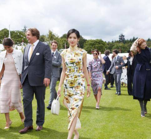 张予曦|张予曦出席国外活动，一身旗袍搭配红唇太贵气了，老外都抢着合影