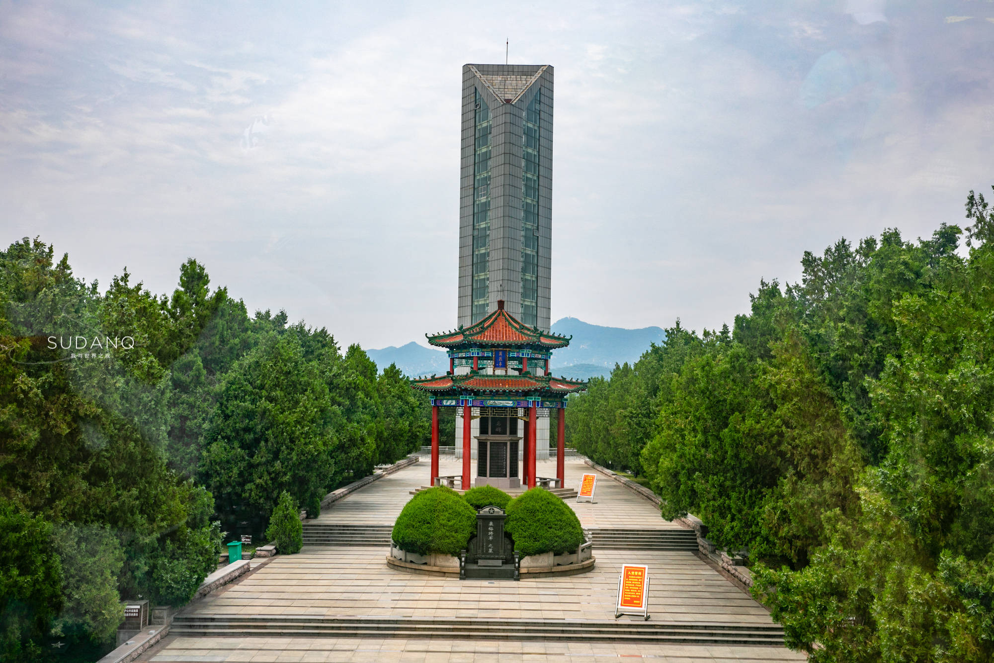 山东沂蒙的这座纪念馆很震撼,墙上嵌有194700颗子弹壳,令人敬畏