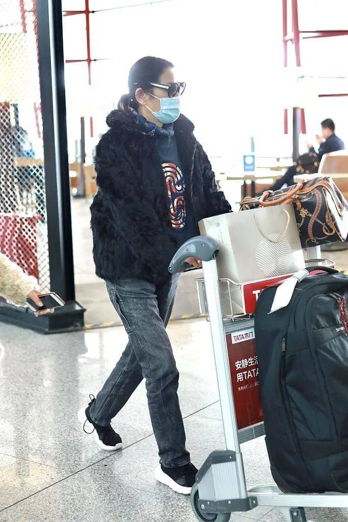 女士|62岁倪萍打扮低调又时髦,黑色外套搭卫衣,修身裤都能穿出褶皱感