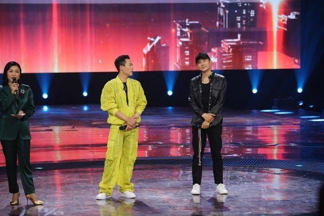 色调|男人穿黑色真有气质，印小天一身黑也帅气，没被旁边的杜淳比下去