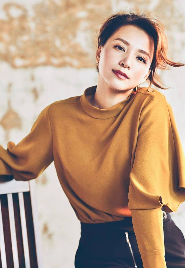 黑色|国民女神董卿的时尚穿搭，穿搭黑色花纹连衣裙，简直诗意满满