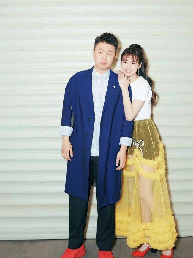 杜海涛|沈梦辰杜海涛出席活动，一个T恤半身裙清纯少女，一个穿风衣帅气十足！