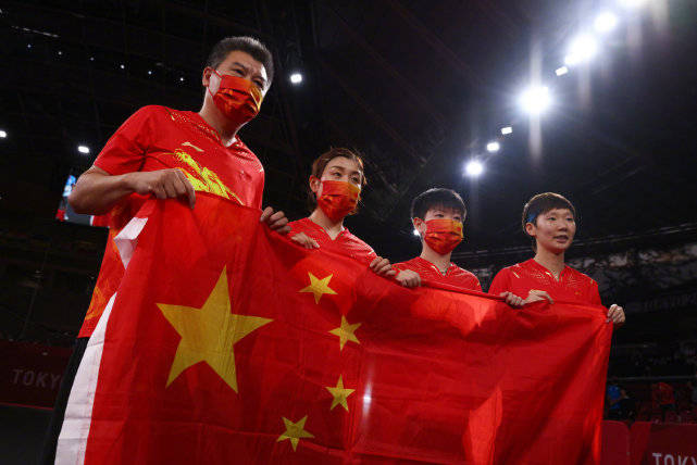 奥运|乒乓球队实现奥运四连冠真牛逼！穿中国红举国旗展大国风范，状态佳