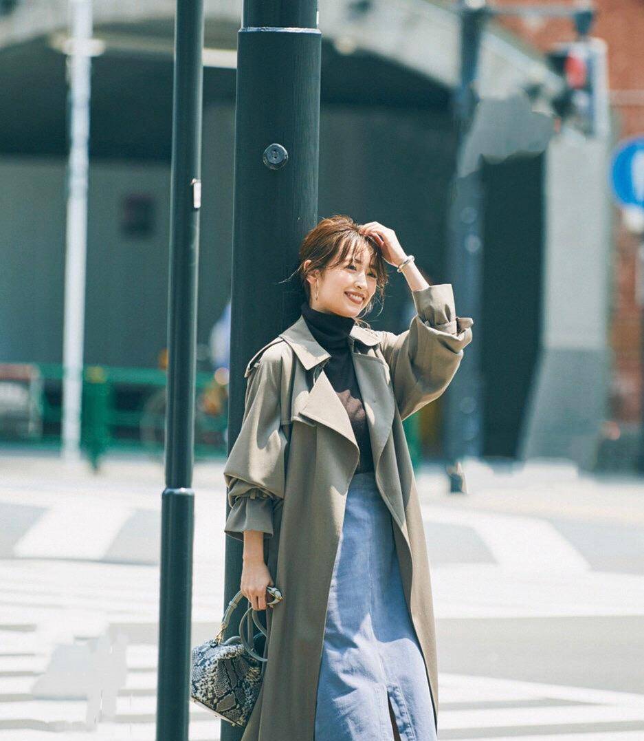 细节|建议中年女人,开春尽量少穿修身裤,膝下裙和高跟鞋,时髦又优雅