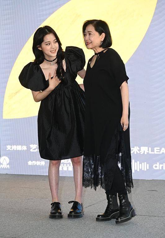 黑色|欧阳娜娜妈妈罕见和女儿同框，59岁还有玉女感，肌肤比女儿更白皙