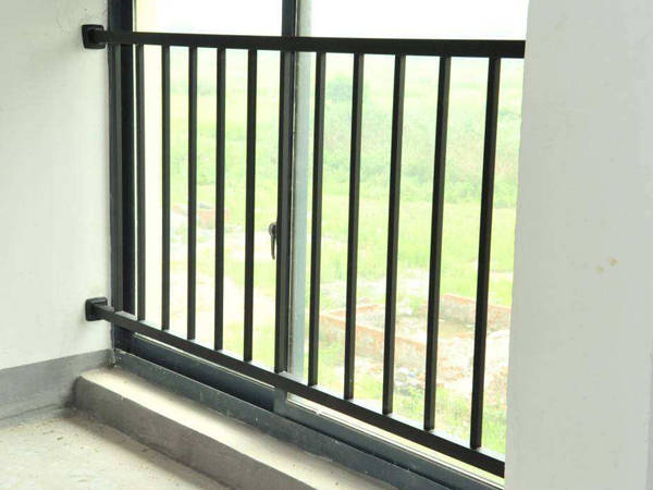 安全防护是飘窗护栏主要功能作用,它有两种防护目的,一是对窗户防护