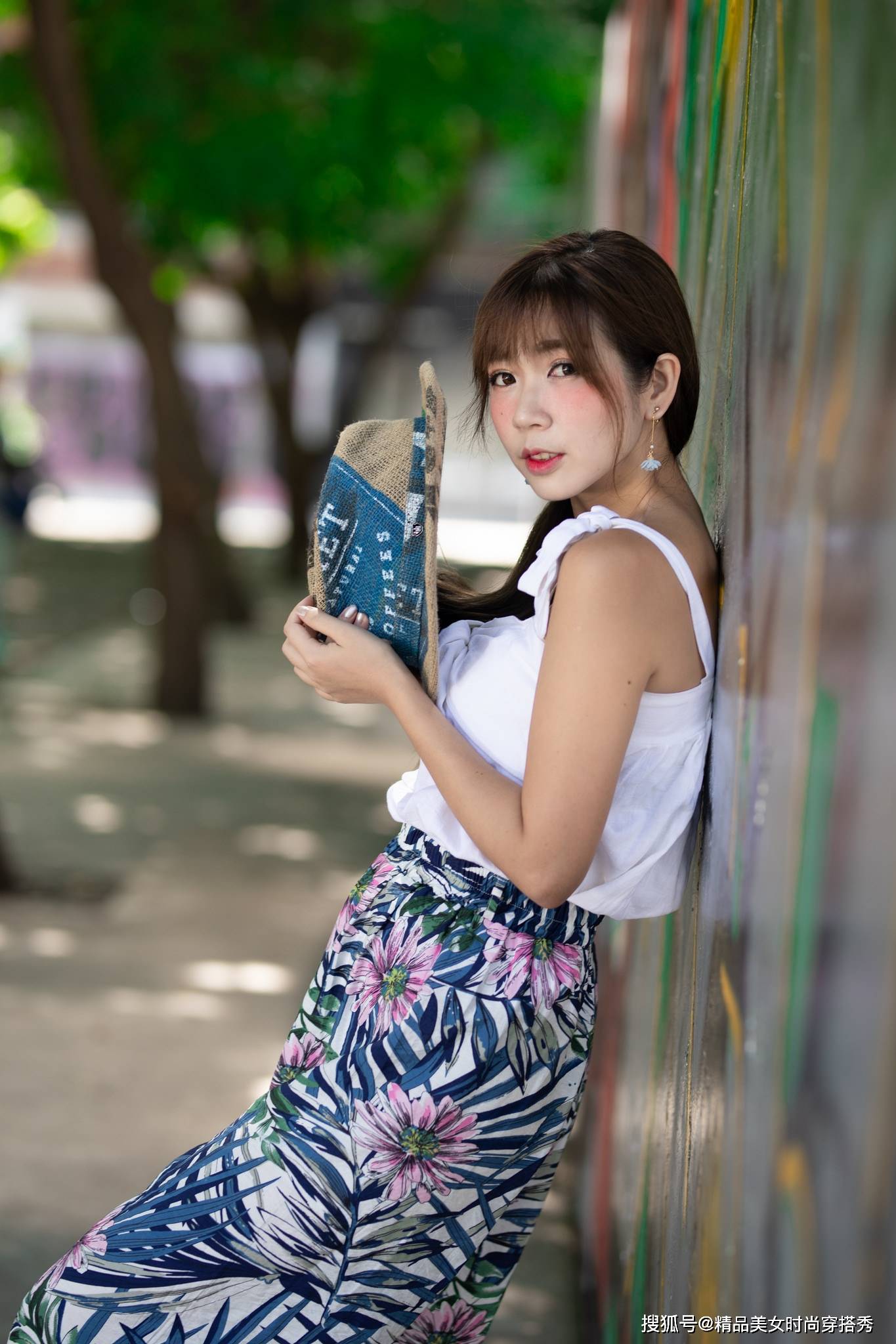 设计|宽松的印花裤搭配白色的吊带上衣，时尚又非常的优雅