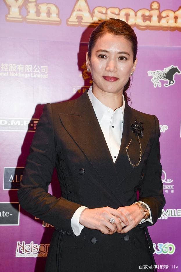 颜色|袁咏仪真的会保养，快奔五了仍然不失风度，干练西装英气飒爽