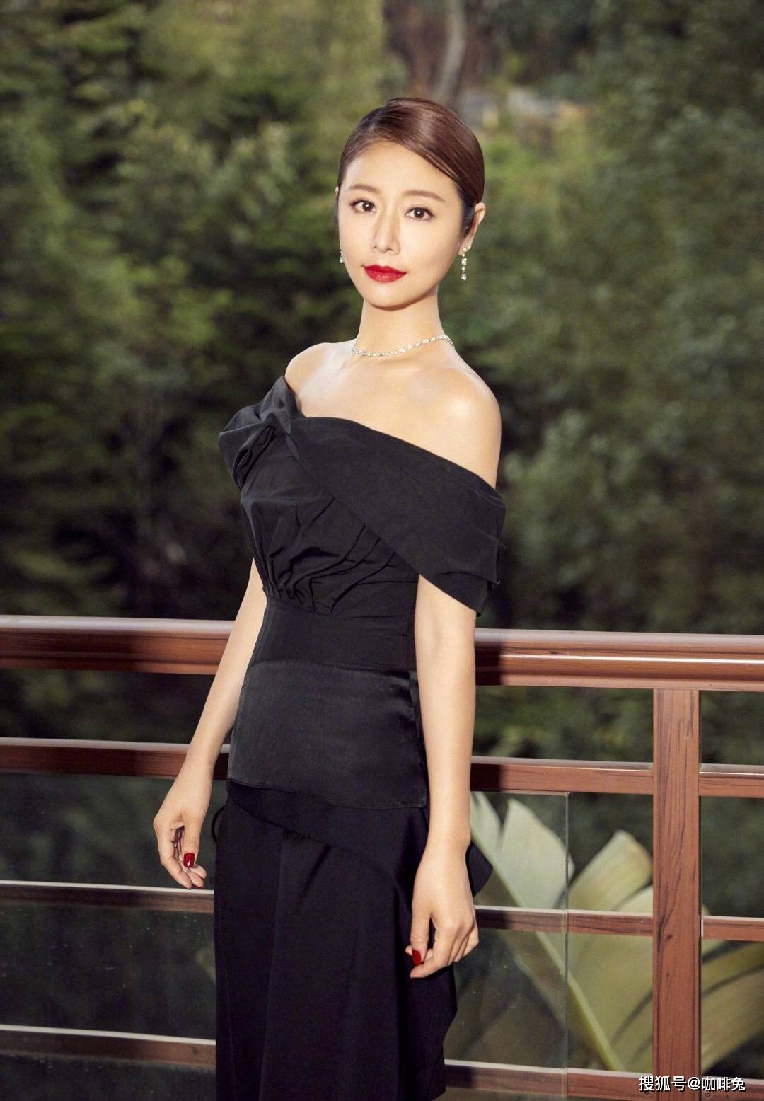 生活|老戏骨林心如的时尚大片，一身白色look优雅大气，魅力依旧