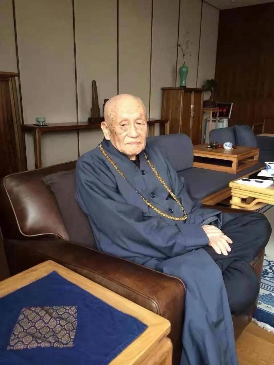 曾亲炙虚云,慈舟,倓虚,弘一等近代高僧,显密兼修,教律并弘,尤以宣讲