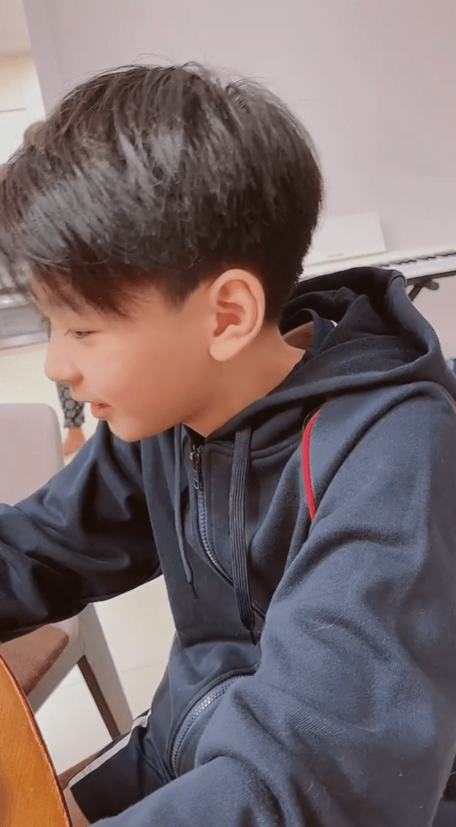 谢霆锋二儿子逆袭式长大偏分发型五官英俊眉眼间酷似张柏芝了