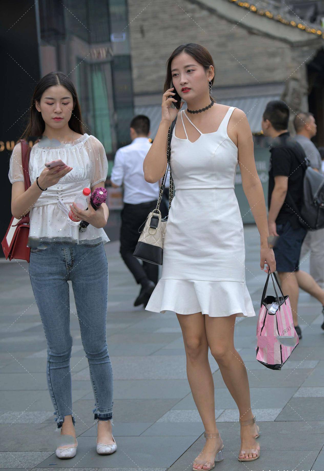 高跟鞋|白色修身长裙，独特式领口设计，彰显别样气息