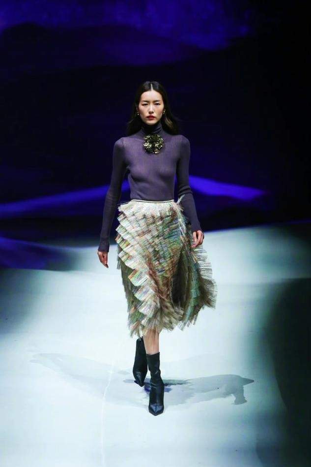 贺聪|贺聪带妹妹走秀，19岁妹妹同款丹凤眼似她翻版，五官柔和偏日系