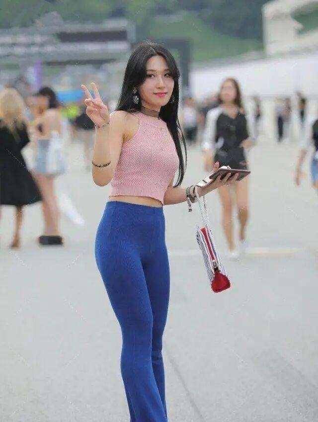 黑色|时尚黑色上衣搭配打底裤，修身显瘦遮肉，给人时尚干练感觉