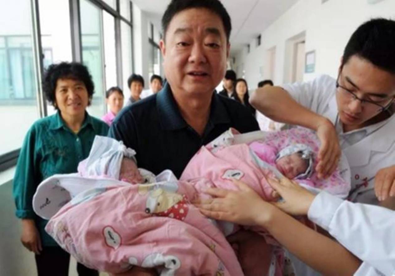 同学|43岁二胎宝妈去幼儿园接送，被儿子同学喊“奶奶”，宝爸反应暖心