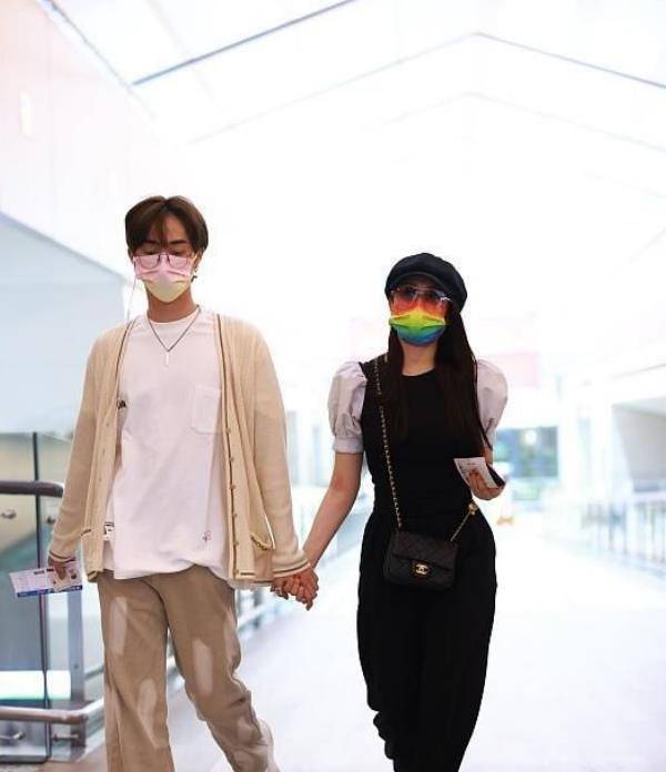 设计|伊能静儿子首次走机场，牵着妈妈贴心呵护似小男友，终于变爷们