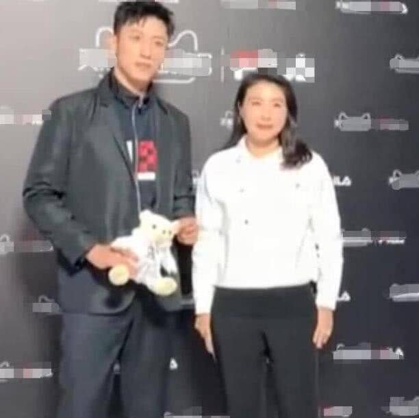 状态|陈若琳捧奶茶和郭晶晶合影，美颜后脸是不真实，但气质个个高贵！