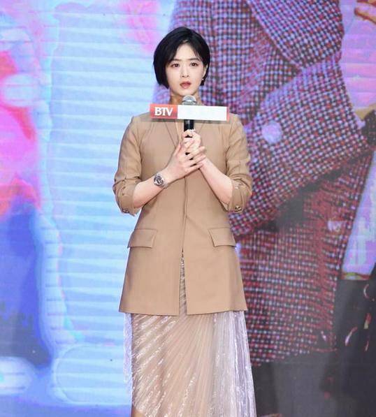上围|蒋欣“暴瘦”后亮相 穿“蝙蝠”西装秀曲线身材 干练短发加分