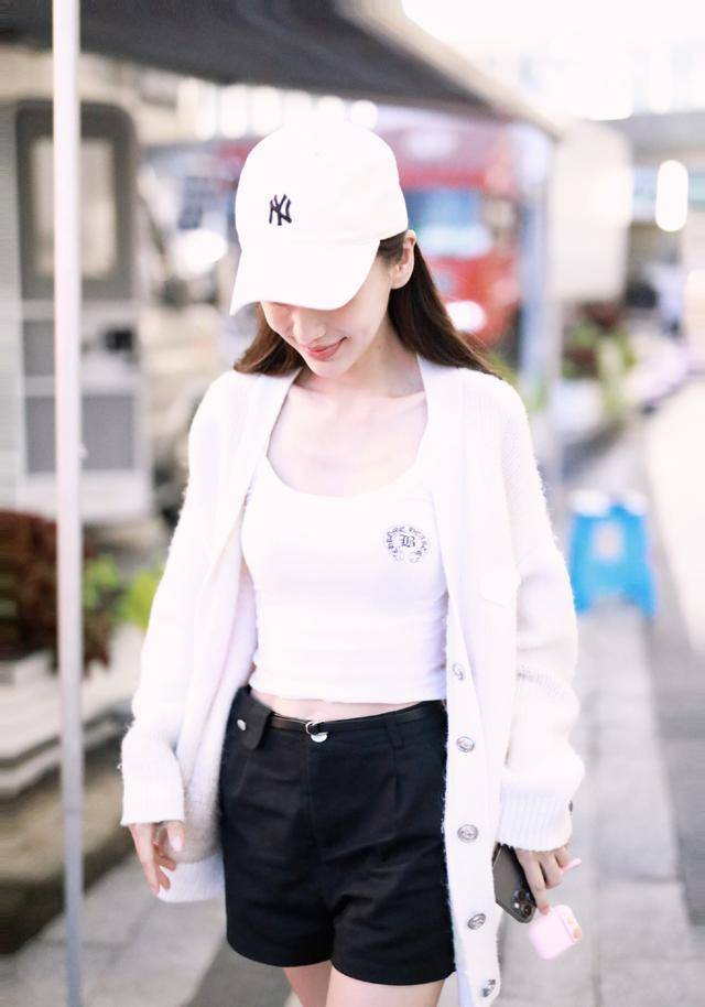 牛仔|Angelababy颜值高任性，小背心穿出凹凸感，外搭针织外套不热吗？