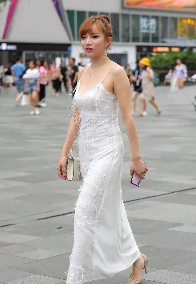黑色|“烂大街”的连衣裙，更显美丽大方，非常修身