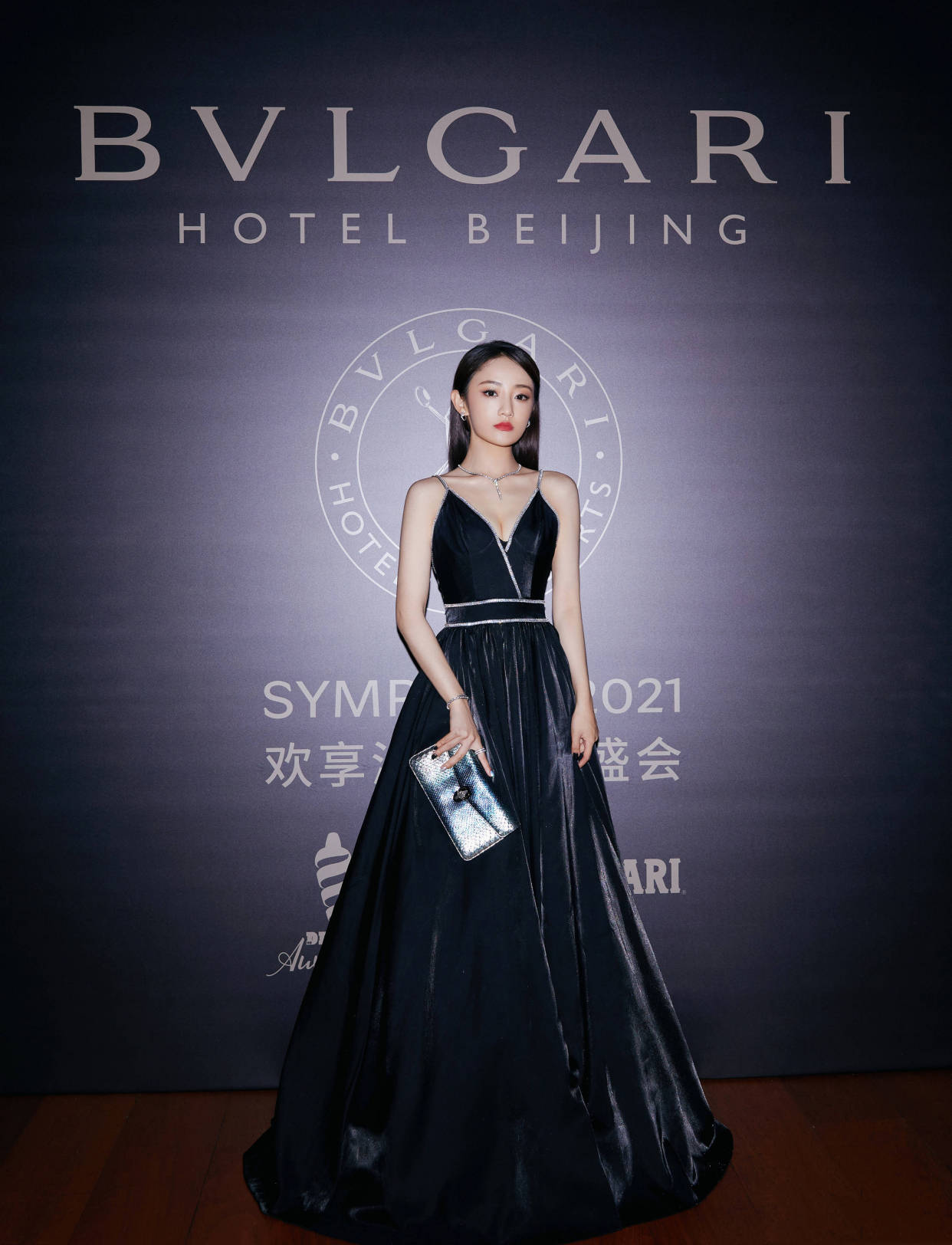 因为|被吴佳怡惊艳到了，吊带镶钻拖地礼裙明艳贵气，冷御少女感真迷人