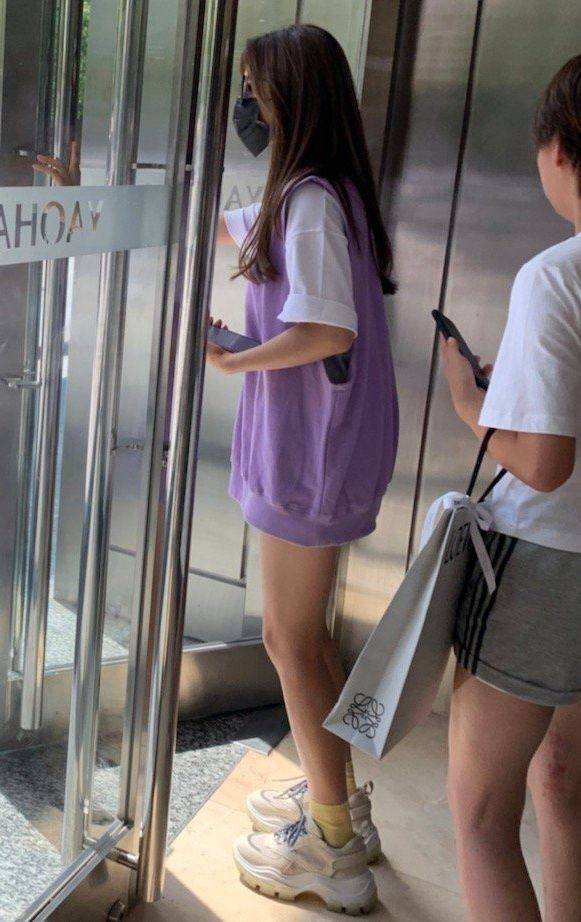 样子|当杨超越没有了修图师，路人镜头下的她，网友：这腿是真实的吗？