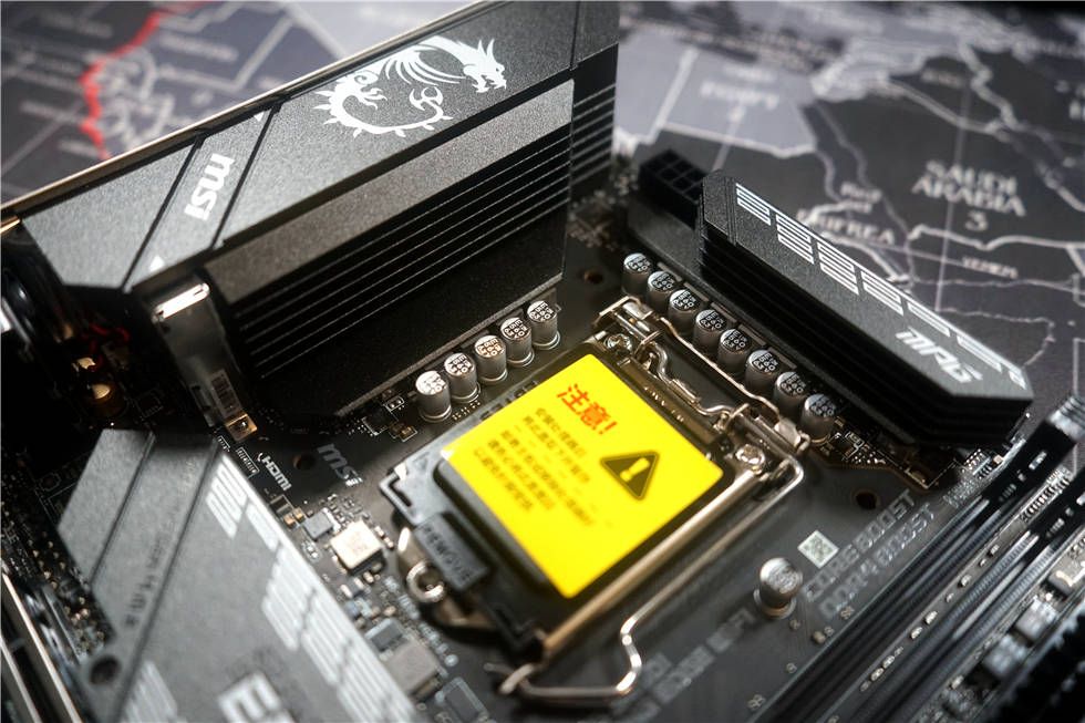 主板正面,主板采用铜箔强化的8层pcb,灰黑配色,i/o上覆盖着带有微星龙