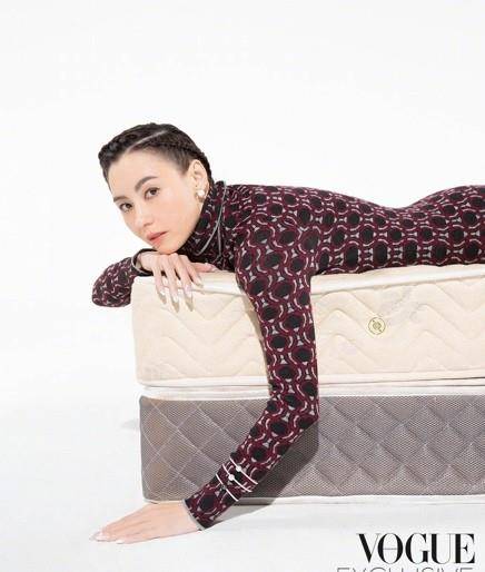 人间|网友：冻龄女神太美了，褶皱裙“前短后长”太惊艳，美如人间仙子