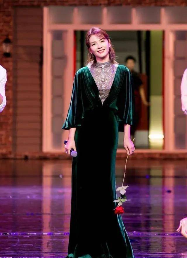 身材|吴越拍写真 穿丝绒的礼服裙秀身材 直角肩抢镜 45岁仍单身