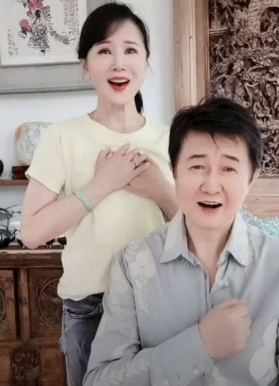 感觉|没有滤镜修图明星也真实，任静脸上皱纹不假，但老也老得好看！