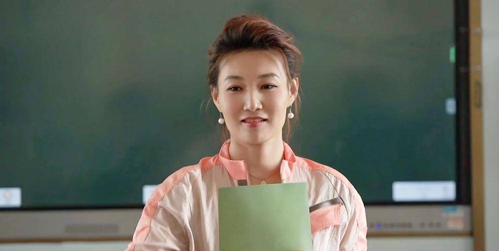 连体|央视主持李梓萌罕见上综艺，174同框小撒似巨人，穿1千洋货太高级