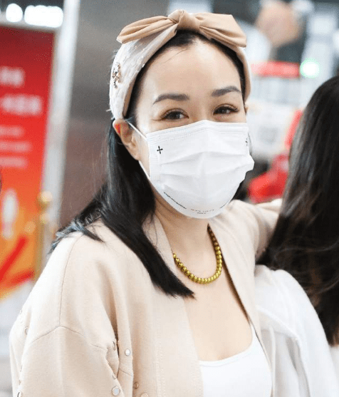 个性|钟丽缇母女三人走机场，穿同色短裤齐秀美腿，女儿也开始发育变美