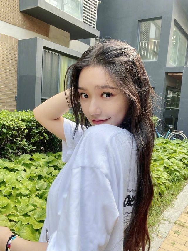 校园|星爷眼光真好，林允穿“白T+阔腿裤”扮校园女神，宛如初恋般清纯