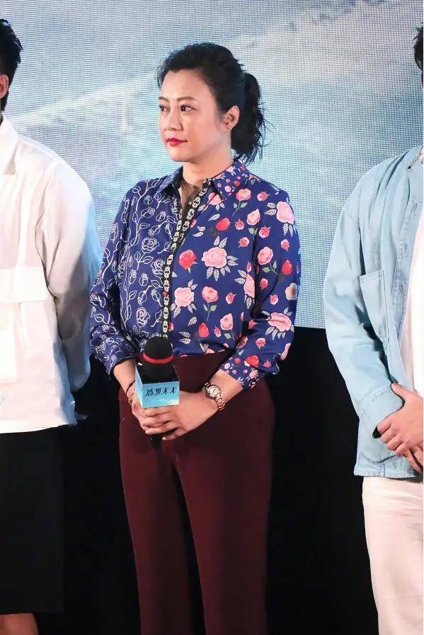 身材|郝蕾胖得坦荡,穿印花衬衫无惧“阿姨肚”,站小鲜肉边上不虚气场