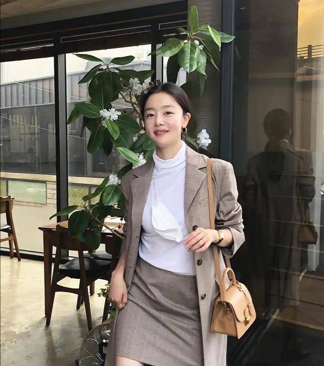 好身材|韩国“人气女王”亮相 树荫底下遮阳好清闲 穿“三分”裤超显瘦