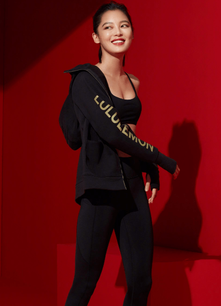 设计|辛芷蕾穿健美服秀身材，傲人事业线抢镜，全身毫无赘肉痕迹