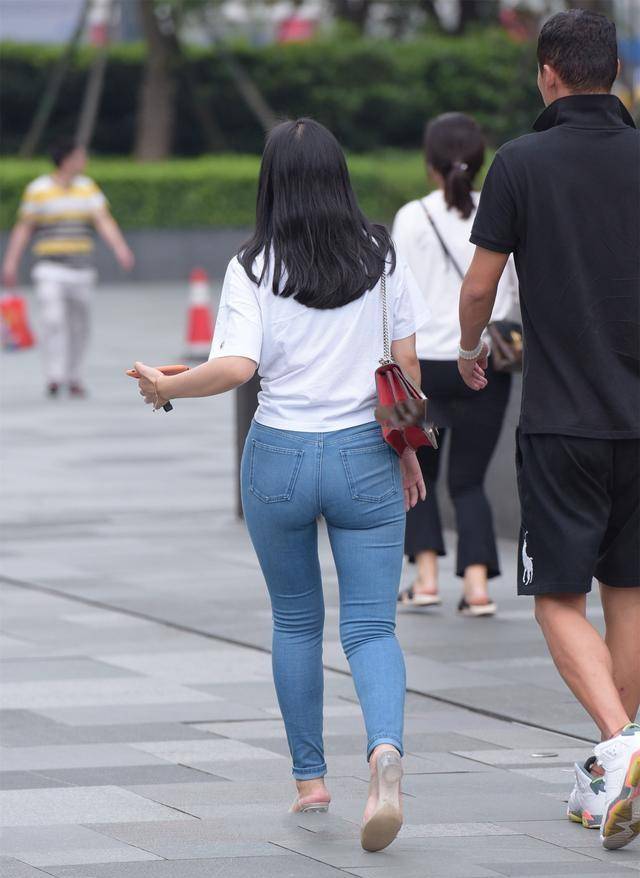 显得|穿上时尚美女最爱的打底裤装扮，显得青春又减龄，修身显瘦