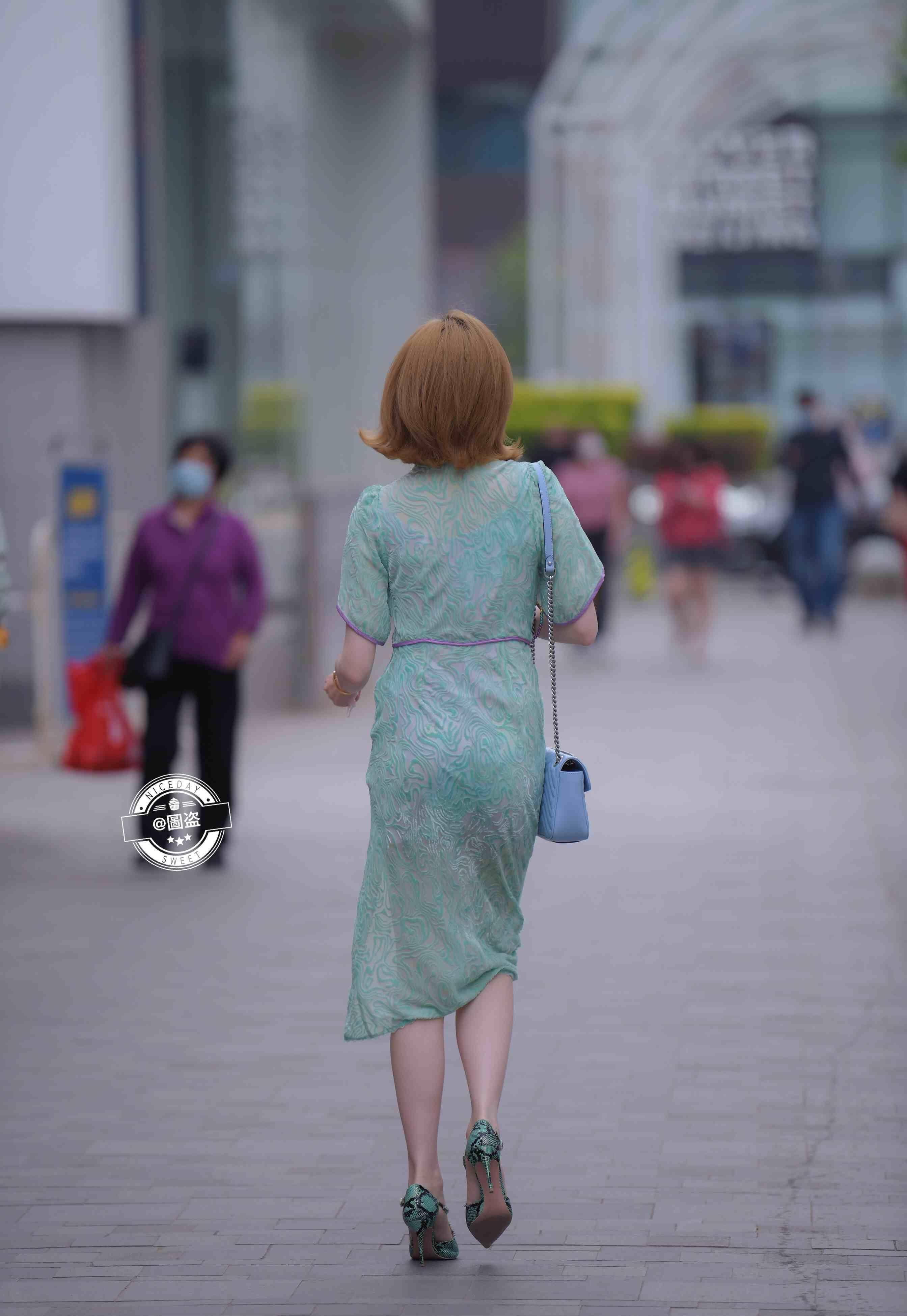 条纹|时髦百搭的连衣裙穿搭上身很自然，衬托修长的美腿，新颖时尚