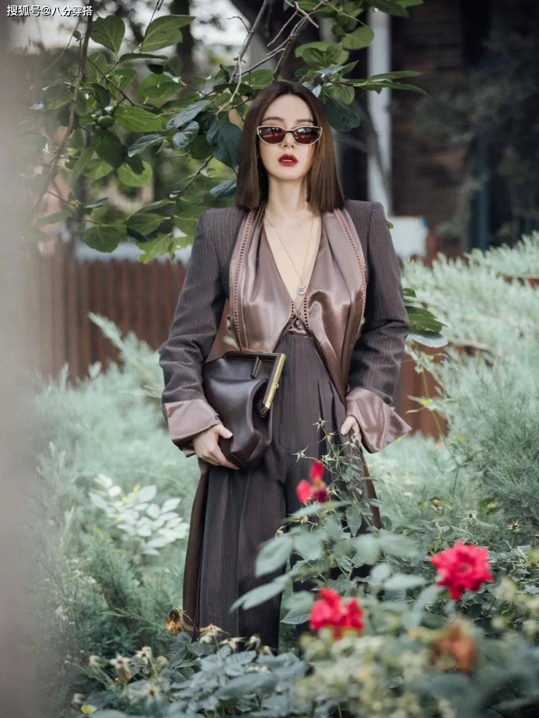 卫衣|戚薇又不好好穿衣了，穿个性连体裤大方秀气质，惊艳又有气场