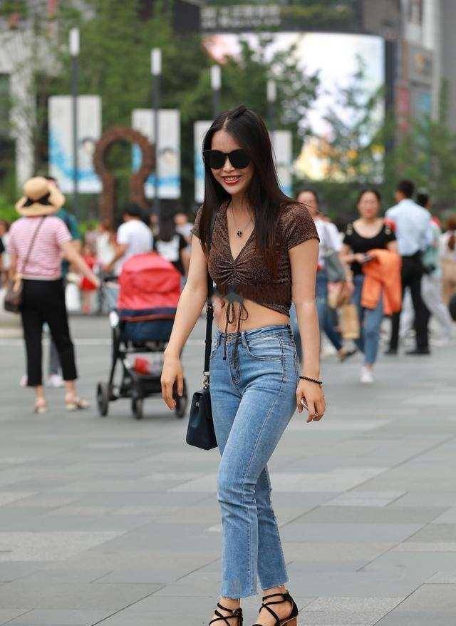 郭碧婷|白色时尚运动鞋搭配白色休闲打底裤,修饰腿型,增加女性的美感