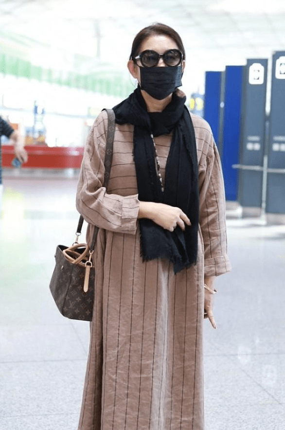 贵妇|倪萍穿宽松长裙走机场，手提着LV包像贵妇，气质比名媛还要好