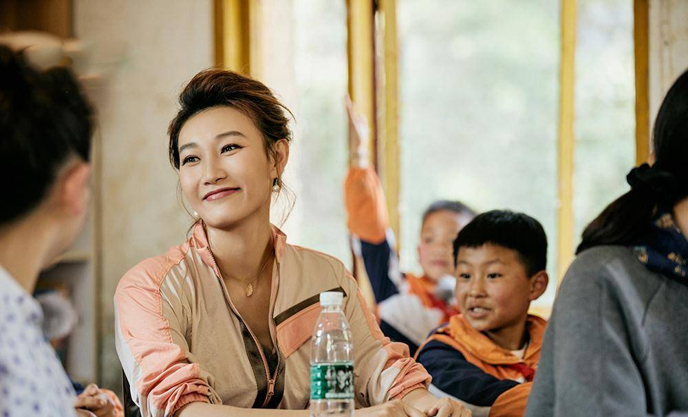 连体|央视主持李梓萌罕见上综艺，174同框小撒似巨人，穿1千洋货太高级