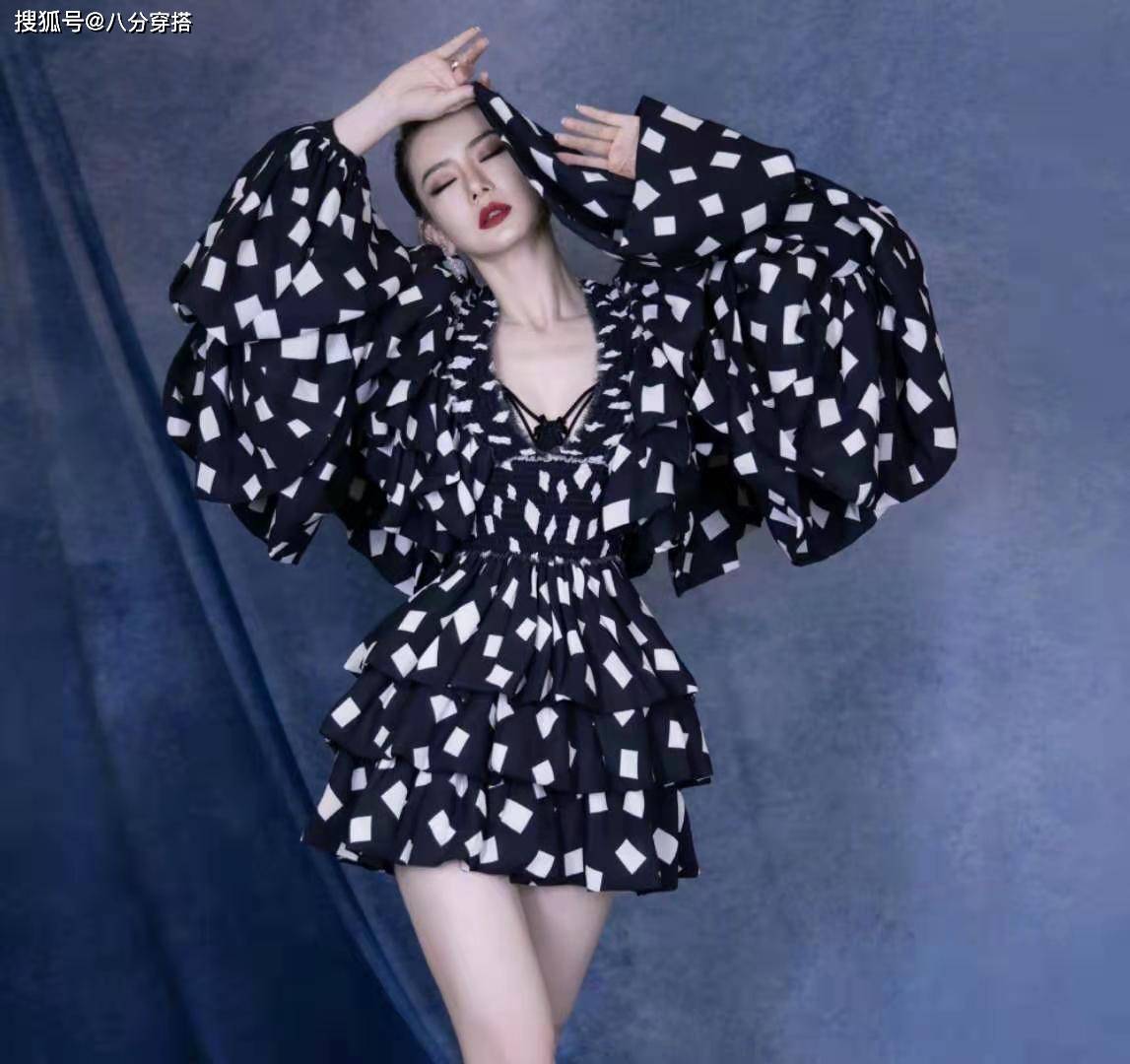 卫衣|戚薇又不好好穿衣了，穿个性连体裤大方秀气质，惊艳又有气场