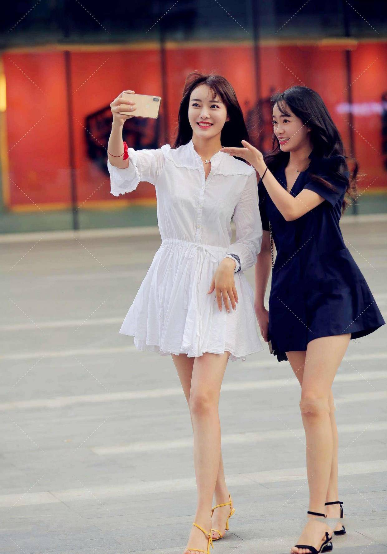 可美|时髦小姐姐外穿白色衬衫裙现身,少女感满满,可美了!