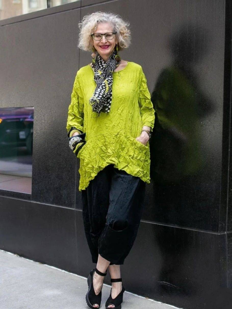 原创头发花白依旧保持少女感这位奶奶靠色彩搭配成赢家时髦又洋气