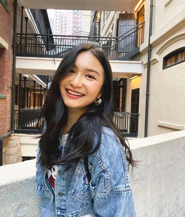 服装|关礼杰女儿关枫馨，搭配简约服装气质不凡，外籍男友又高又帅