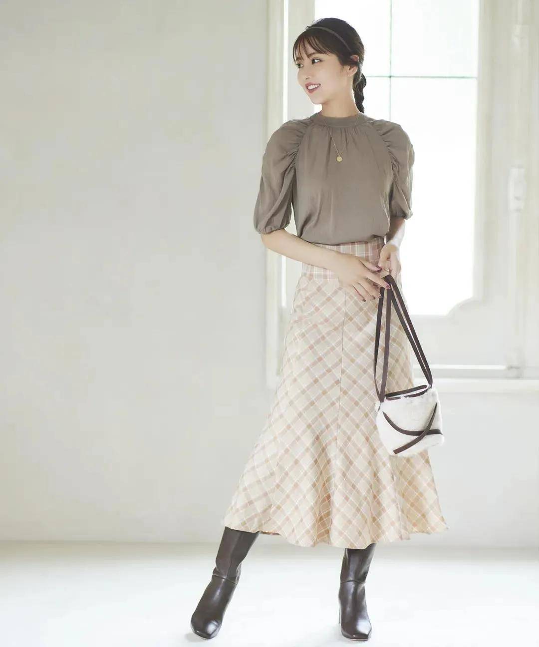 浅色|立秋时节适合简单气质的穿搭,35岁以上照着穿,优雅又高级!