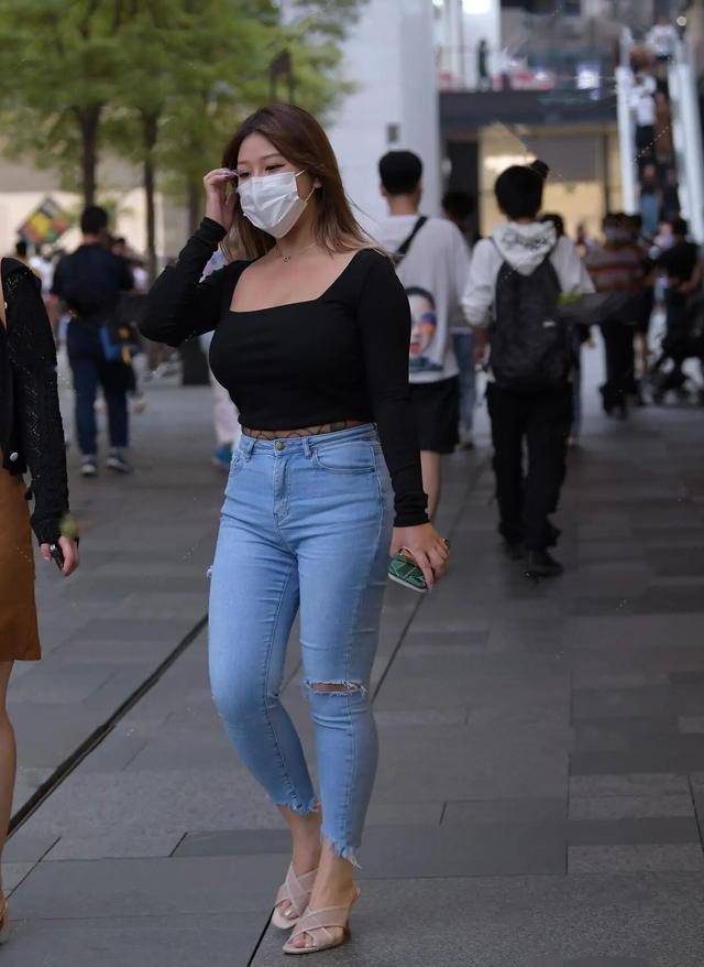 方法|牛仔打底裤搭配黑色上衣，显得修长，在视觉上拉长上身