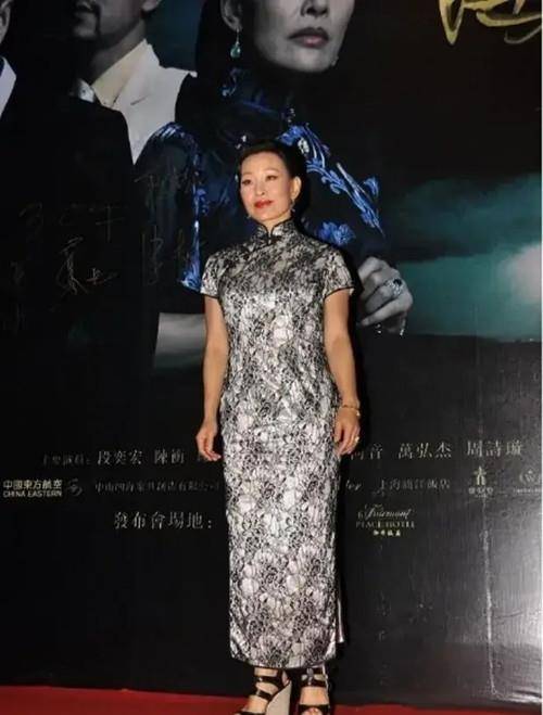 身材|60岁的陈冲不服老 穿印花旗袍走中国风“过山车”身材不简单