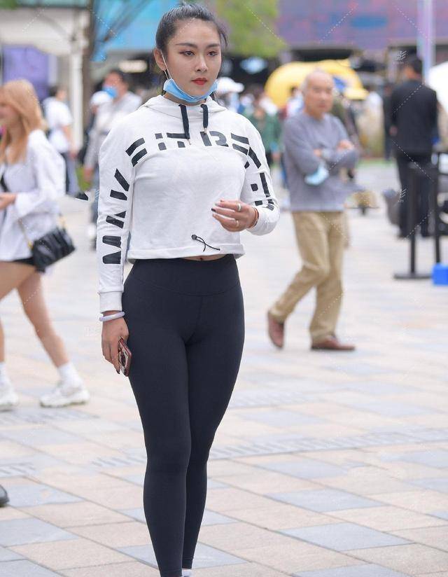 长袖|白色潮流长袖搭配黑色居家打底裤,修身的款式,落落大方